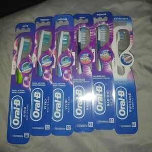 Oral-B Vivid Whitening Manual Toothbrush Soft